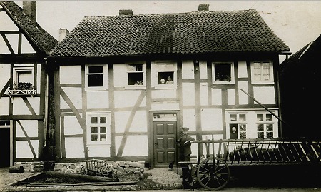 Mann in Wetterburg vor seinem Haus, um 1917