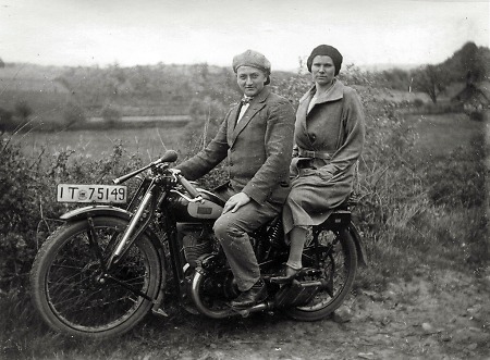 Paar aus Wetterburg auf dem Motorrad, um 1933