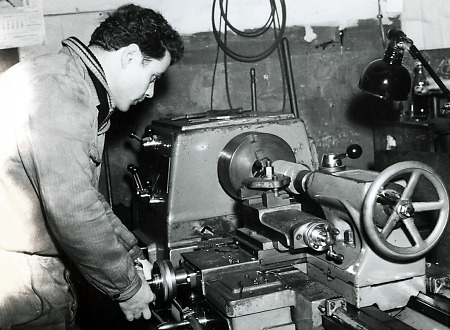 Dreher an der Drehbank bei der Firma Lambion in Wetterburg, 1965