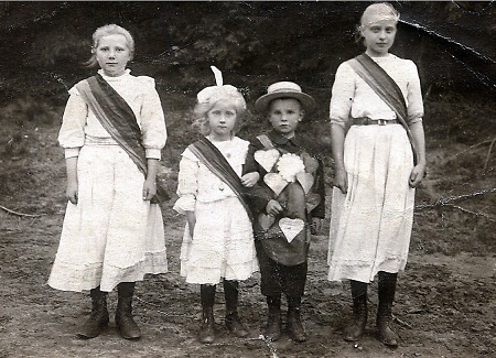 Kinderkönigspaar auf dem Schützenfest in Wetterburg, 1912