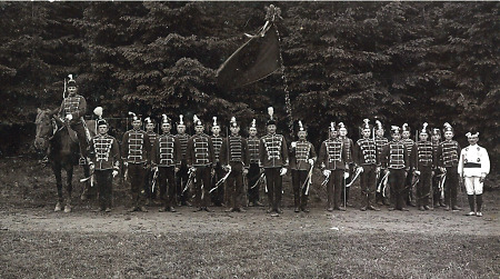Uniformierte Schützen auf dem Schützenfest in Wetterburg, 1912