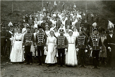 Schützen und ihre Damen auf dem Schützenfest in Wetterburg, 1912
