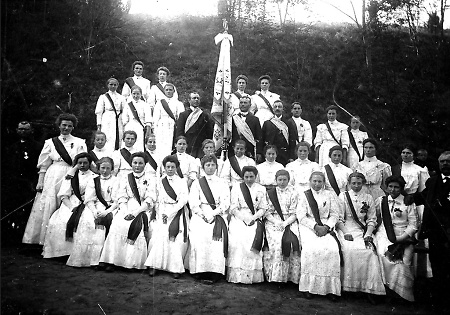 Festdamen beim Schützenfest in Wetterburg, 1912