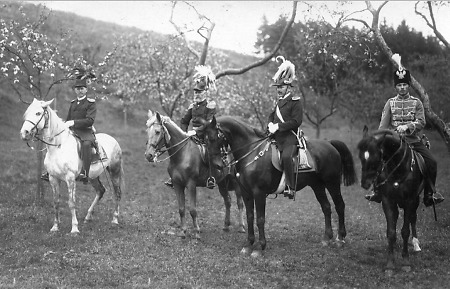 Die Vereinsoffiziellen zu Pferd beim Schützenfest in Wetterburg, 1927