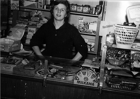 Verkäuferin im Lebensmittelladen in Wetterburg, um 1962