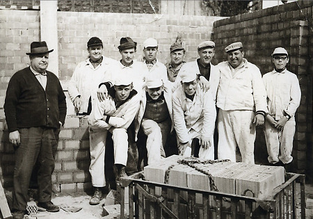 Inhaber und Arbeiter einer Baufirma in Wetterburg, um 1965