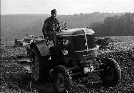Bauer mit seinem Traktor auf dem Feld bei Wetterburg, Anfang der 1960er Jahre