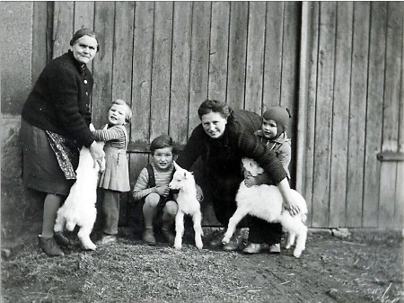 Frauen und Kinder aus Wetterburg mit jungen Ziegen, Anfang der 1950er Jahre
