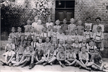 Schulklasse in Wetterburg mit Lehrerin, um 1955