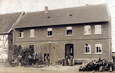 Stellmacher mit Familie vor seinem Haus, um 1910