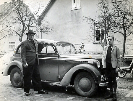 Vater und Sohn in Wetterburg, um 1951