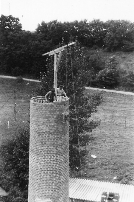 Bau des Schornsteins der Firma Lambion in Wetterburg, um 1950