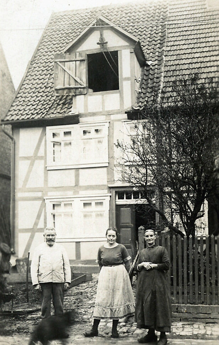 Familie vor ihrem Haus in Wetterburg, um 1925?