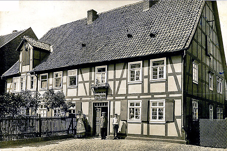 Familie des Kolonialwarenhändlers vor ihrem Haus in Wetterburg, 1910