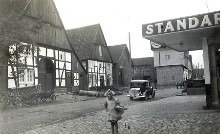 Straße bei der Tankstelle Drude in Wetterburg, um 1930