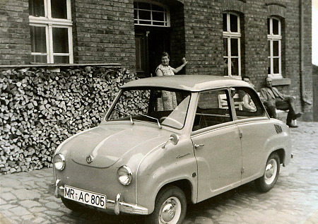 Ein Goggomobil 250 vor einem Haus in Wetterburg, um 1960