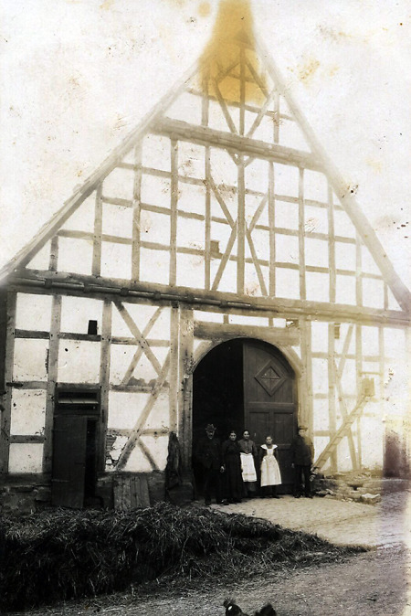 Familie vor ihrem Bauernhaus in Wetterburg, um 1890