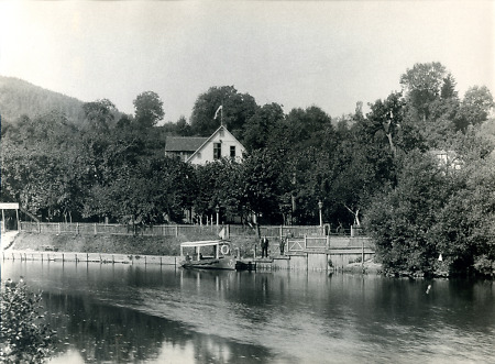 Die Gaststätte Lahngarten in Wehrda mit Ausflugsschiffchen, um 1930?