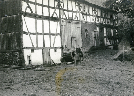 Fegemühle vor einem Einheitshaus in Altenschlirf, um 1938