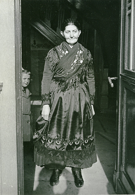 Frau in Lischeid in Schönsteiner Tracht, 1938