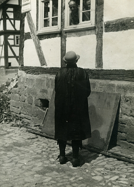 Rückenansicht eines Mannes in Schwälmer Tracht, um 1938
