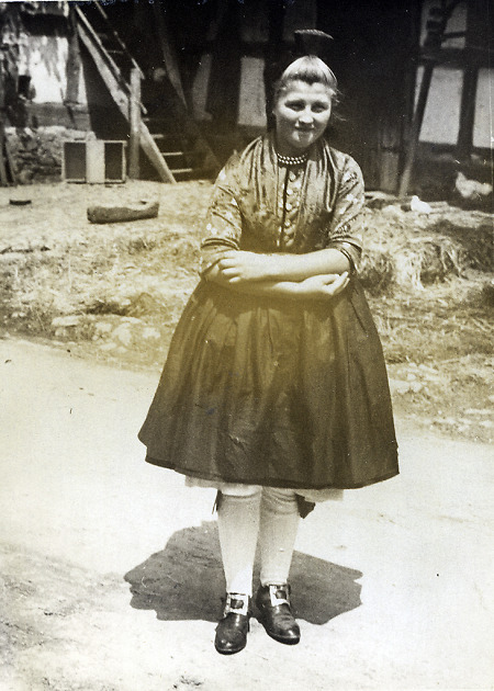 Junge Frau in Schwälmer Tracht, um 1938