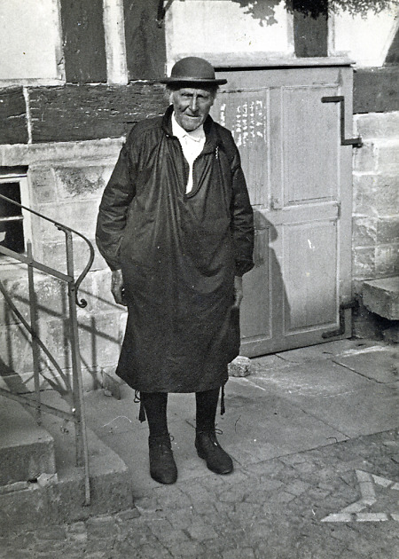 Älterer Mann in Schwälmer Tracht, um 1938