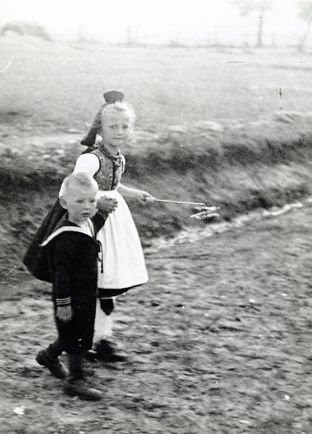 Mädchen in Schwälmer Tracht und ein Junge im Matrosenanzug, um 1938
