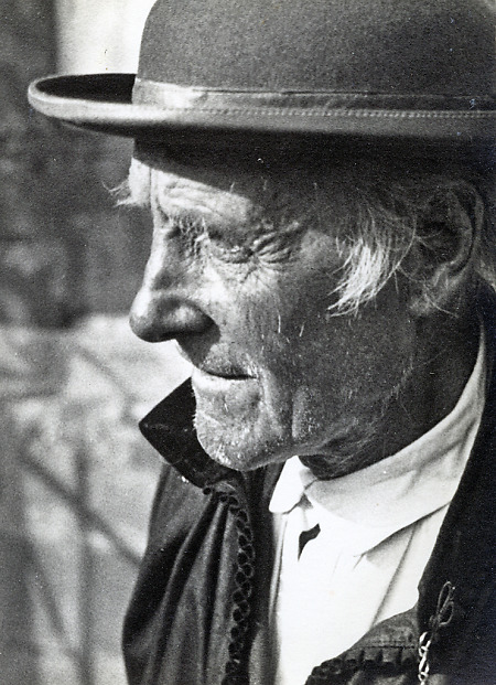 Älterer Mann mit Hut der Schwälmer Tracht im Profil, um 1938