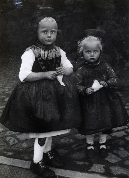 Zwei Mädchen in Schwälmer Festtracht, um 1935