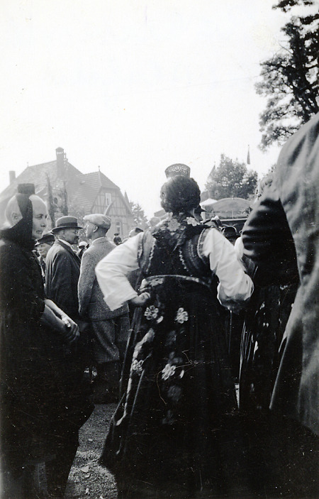 Frauen in Marburger und Schwälmer Tracht in Ruhlkirchen, um 1938