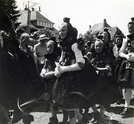 Frauen und Kinder in Schwälmer Festtagstracht in Ziegenhain, 1935