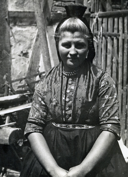 Junge Schwälmerin in Arbeitstracht, um 1938