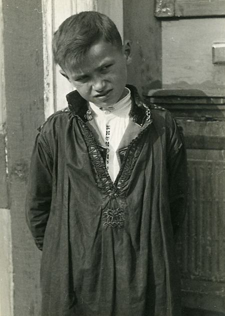 Schwälmer Junge im Kittel, um 1935
