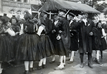 Männer und Frauen in Schwälmer Tracht in Ziegenhain, 1934