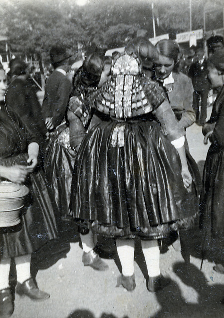 Frau in Schwälmer Tracht mit Brett in Ziegenhain, 1934