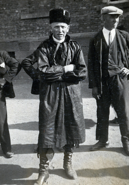 Mann in Schwälmer Tracht in Ziegenhain, 1934