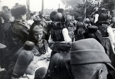 Kinder bei der Salatkirmes in Ziegenhain, 1934