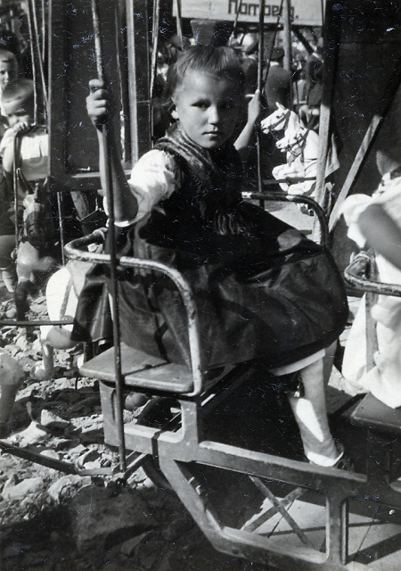Mädchen in Schwälmer Tracht im Karussell in Ziegenhain, 1934
