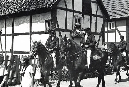 Reitergruppe bei der Salatkirmes in Ziegenhain, um 1934