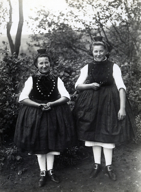 Frauen in Schwälmer Tracht mit Blumensträußchen, um 1938