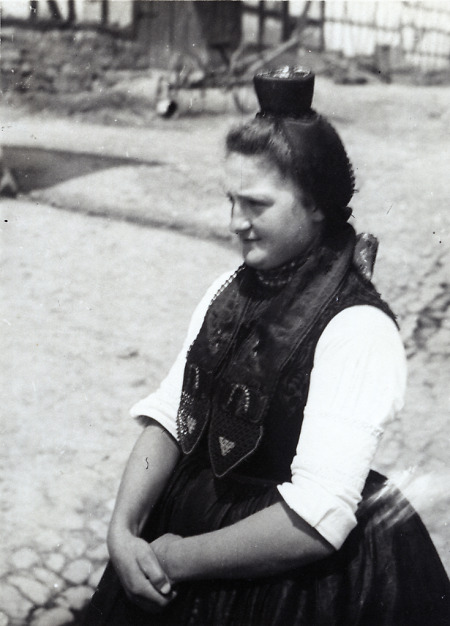 Frau in Schwälmer Tracht, um 1938