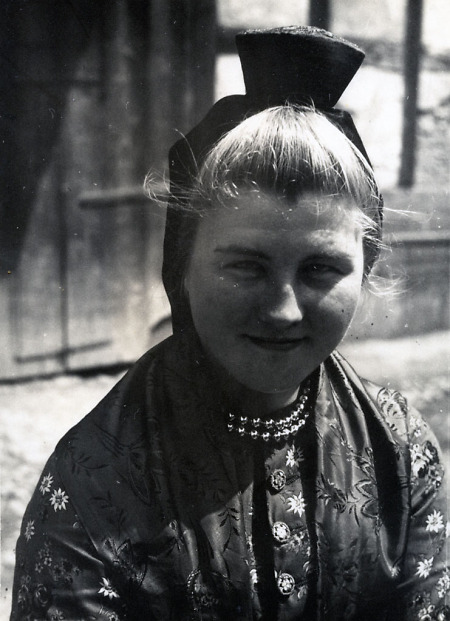 Porträt einer jungen Schwälmerin, um 1938