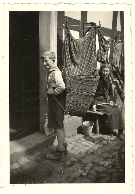 Junge mit Kiepe auf der Schulter in Günsterode bei Hess. Lichtenau, um 1936