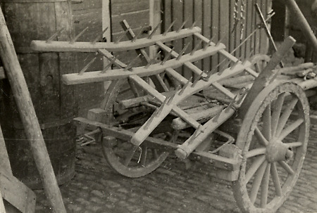 Egge mit Eisenzinken auf einem Ackerwagen in Dreihausen, um 1936