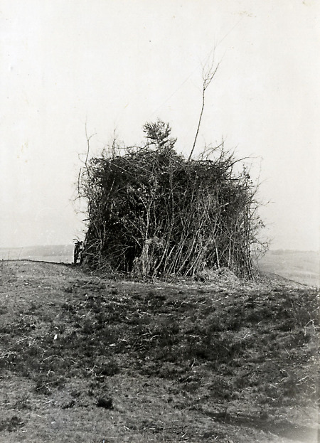 Vorbereitung eines Hutzelfeuers bei Maberzell, 1938