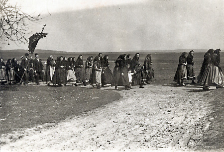 Prozession von Frauen in Marburger katholischer Tracht bei Schröck, um 1935