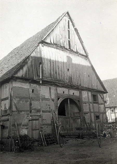 Fachwerkhaus mit Heurechen in Külte, 1936