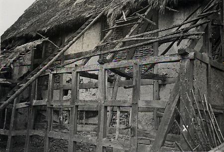 Abbruchreifes Fachwerkhaus mit Strohdach in Berge, 1935