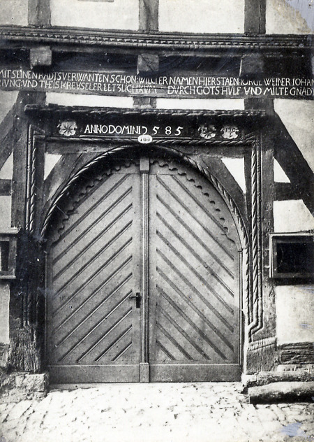 Tür des alten Rathauses von Sachsenberg, um 1887